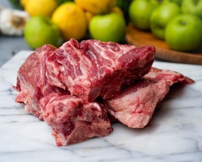 Свинина на кости охлаждённая 1 кг - купить в Больших Атах